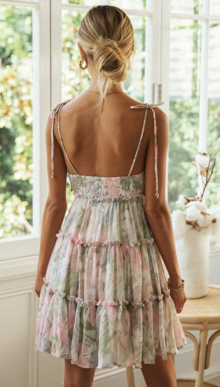 Sommerliches bedrucktes Kleid mit Rüschen und ausgestelltem Schnitt